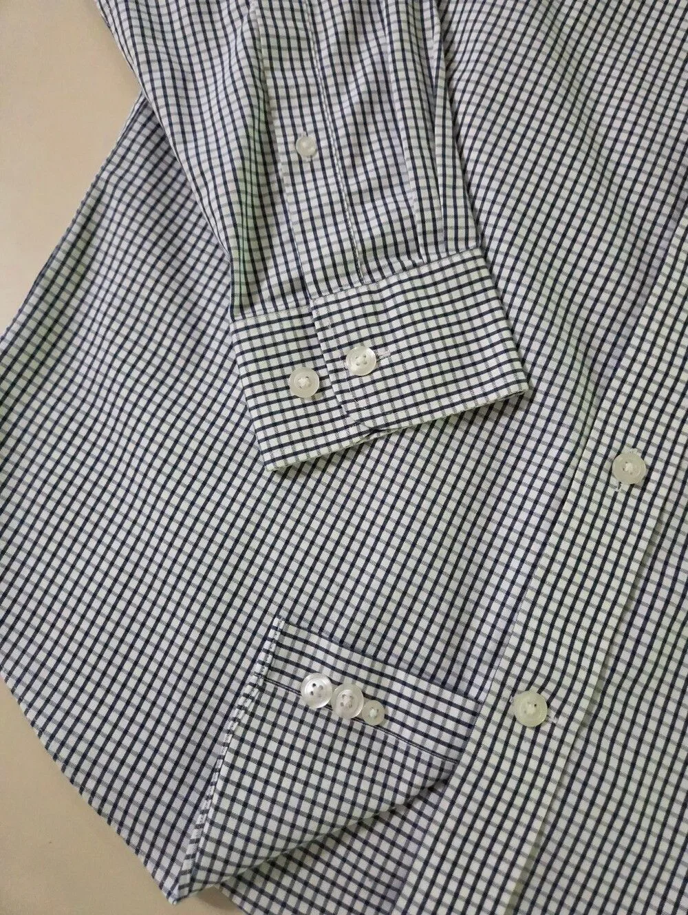 Duluth Trading Co. Men's Gray Check Wrinklefighter Relaxed Fit Long Sleeve Shirt